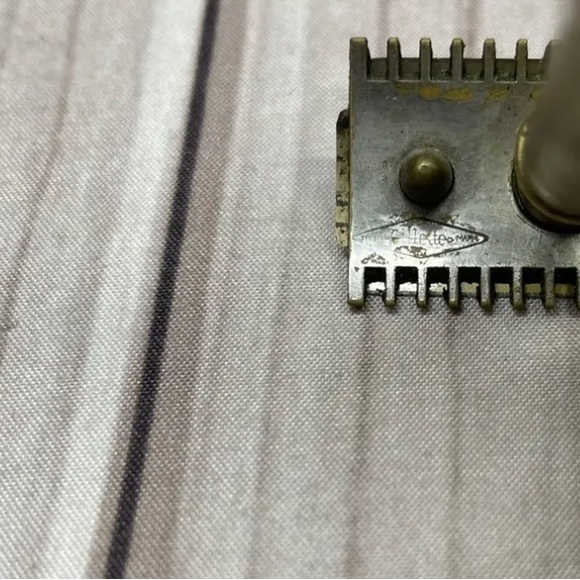 Vintage Gillette Goldtone Double Edge Safety Razor - Picture 7 of 7